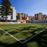 ...poi per� � stato creato un nuovo terreno di gioco pi� riparato e dotato di una rete di protezione e quindi le �invasioni� calcistiche sono diventate meno frequenti